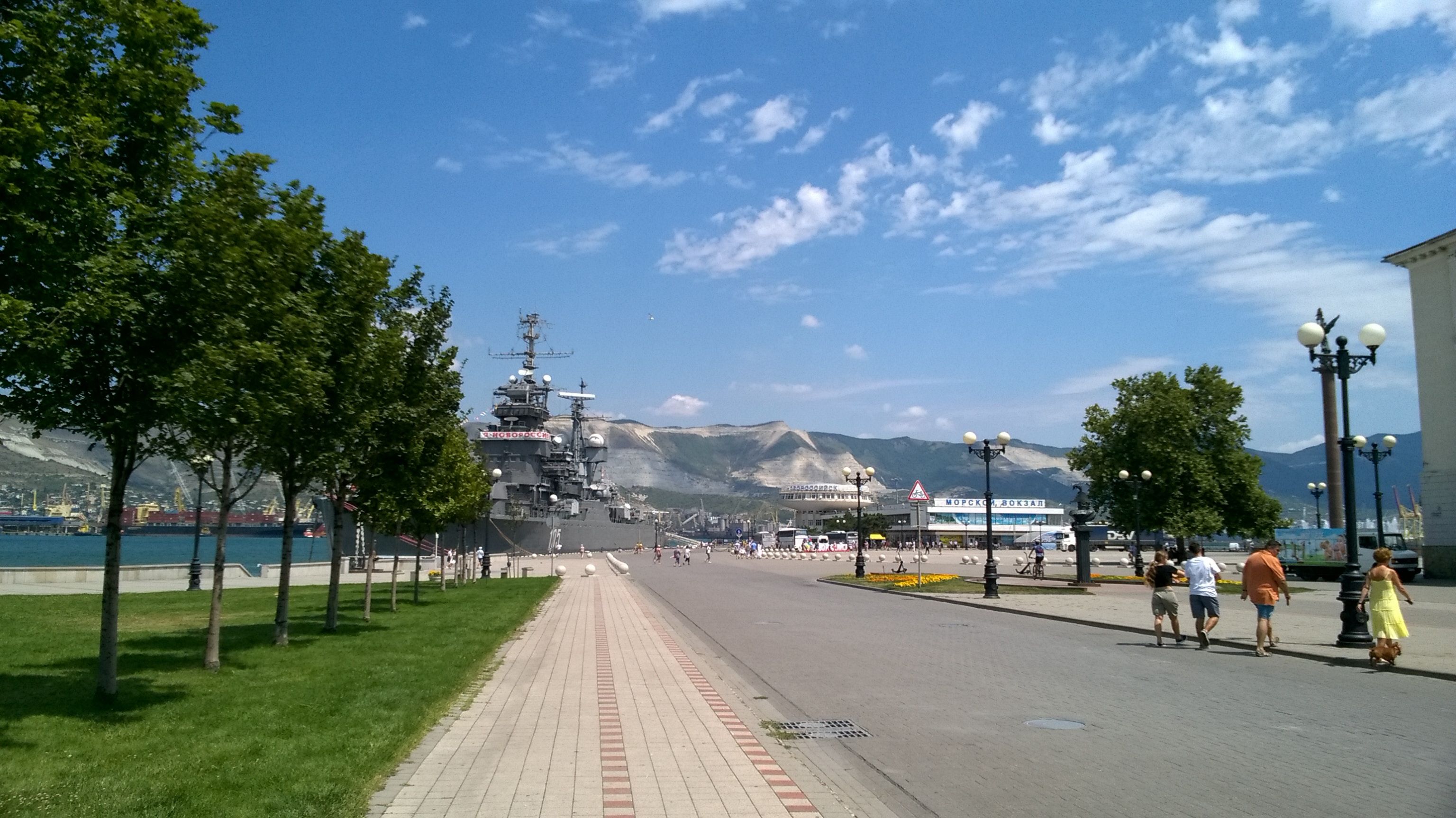 Новороссийск на месяц. Новороссийск набережная Адмирала Серебрякова. Новороссийск обзорная экскурсия. Новороссийск центр города. Мыс любви Новороссийск.