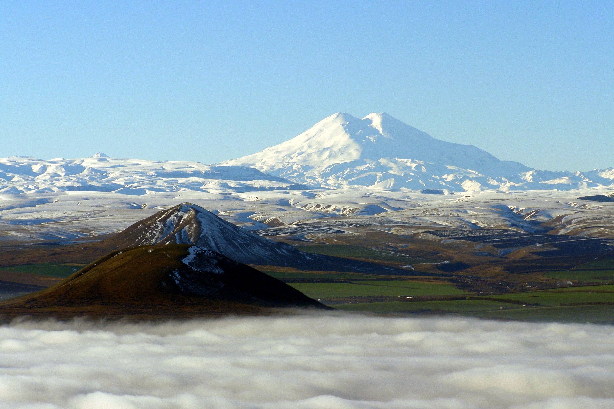 Гора эльбрус самая высокая точка. Стратовулкан Эльбрус. Эльбрус потухший вулкан. Гора Эльбрус (Кабардино-Балкария, Карачаево-Черкесия). Кабардино Балкария Эльбрус Волкан.